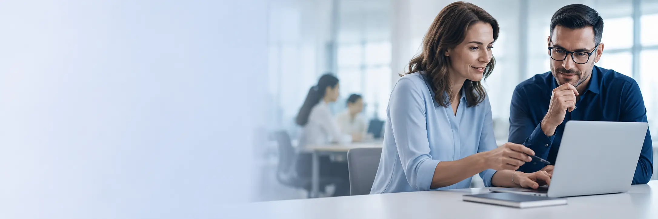 Profesionales revisando una plataforma HRTech y soluciones de formación corporativa SaaS