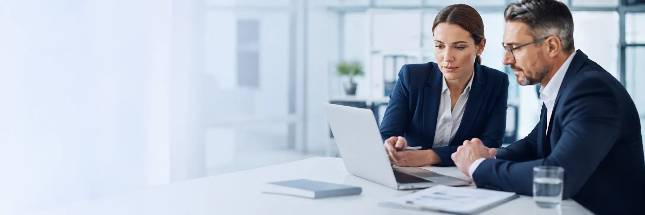 Equipo revisando software LegalTech y procesos de compliance en una operación SaaS B2B