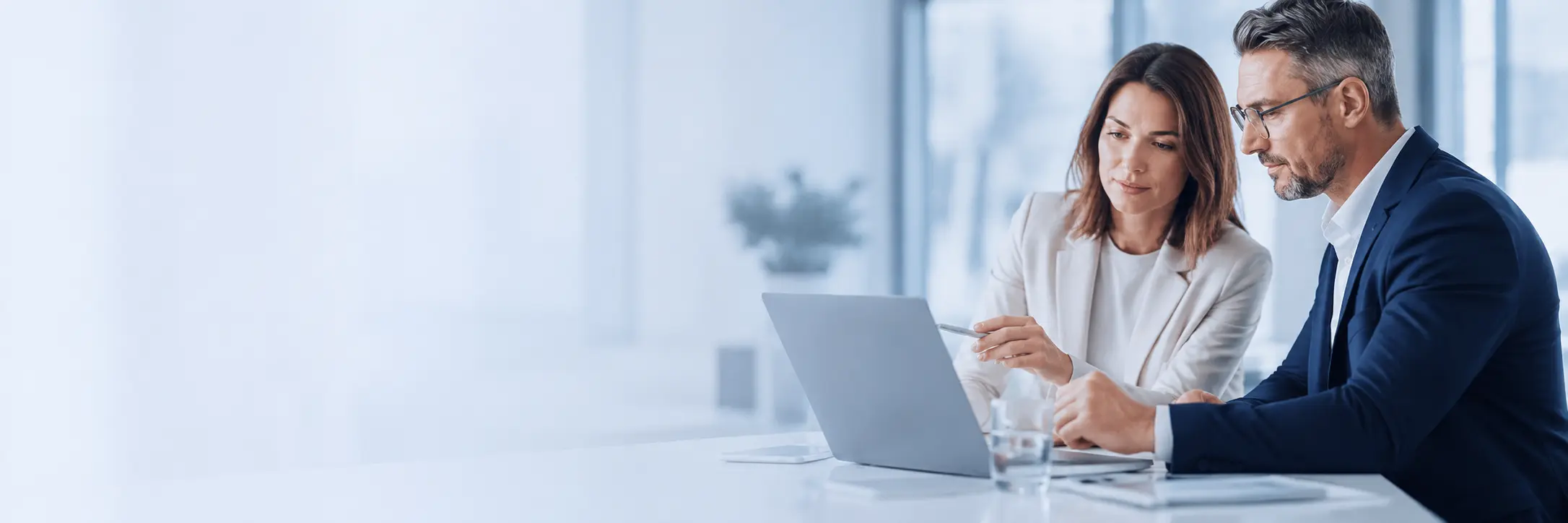 Equipo comercial analizando software SalesTech y MarTech para ventas y marketing B2B