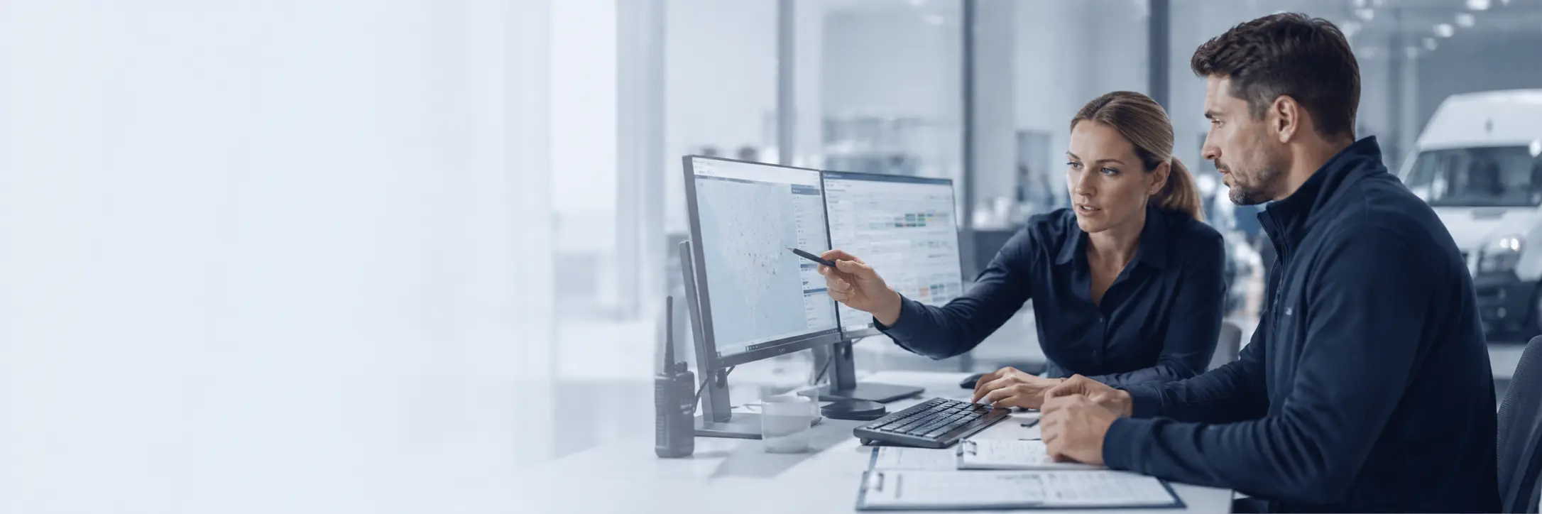 Profesionales revisando software operacional para logística, industria y operaciones B2B